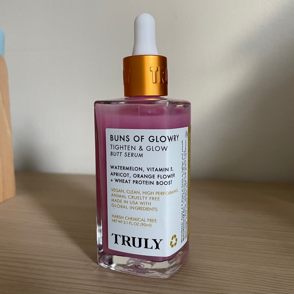 Buns Of Glowry Glow & Tighten Butt Serum
Post-Shower Booty Serum
3.1 Oz / 90 ml